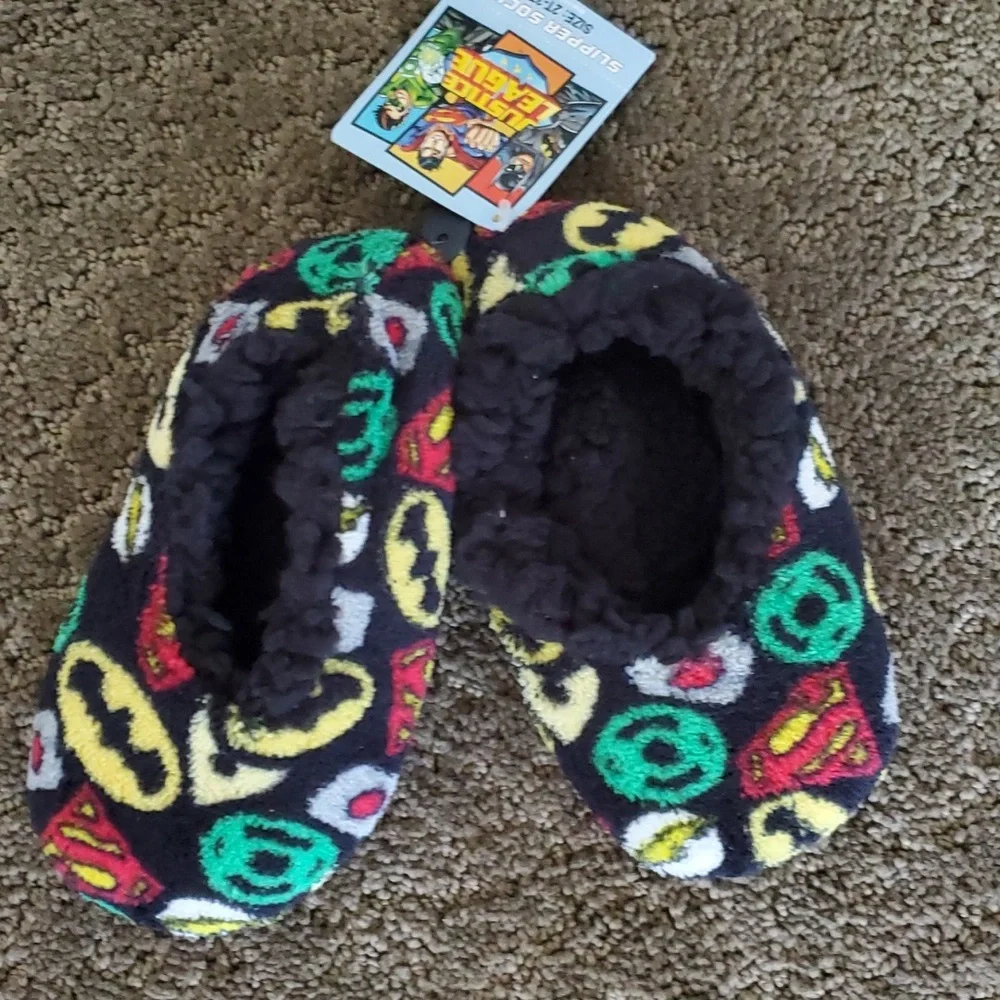 Toddler JUSTICE LEAGUE Fuzzy Babba Slipper Socks 2T-3T Fits Shoe Size 4.5-7.5 NW